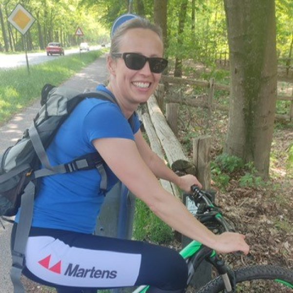 Nicoline de Haan geniet op de fiets.